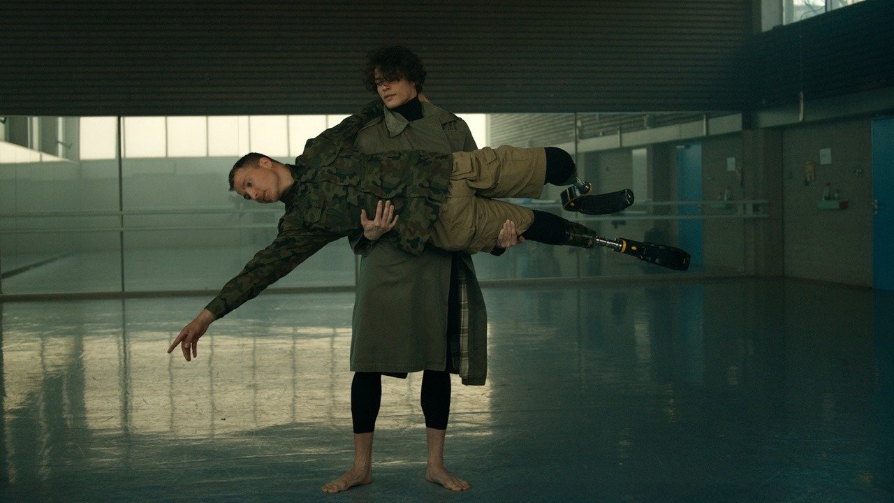 Front Row Movie Screenshot 1