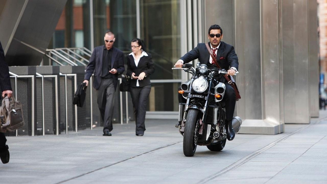 Desi Boyz Movie Screenshot 4