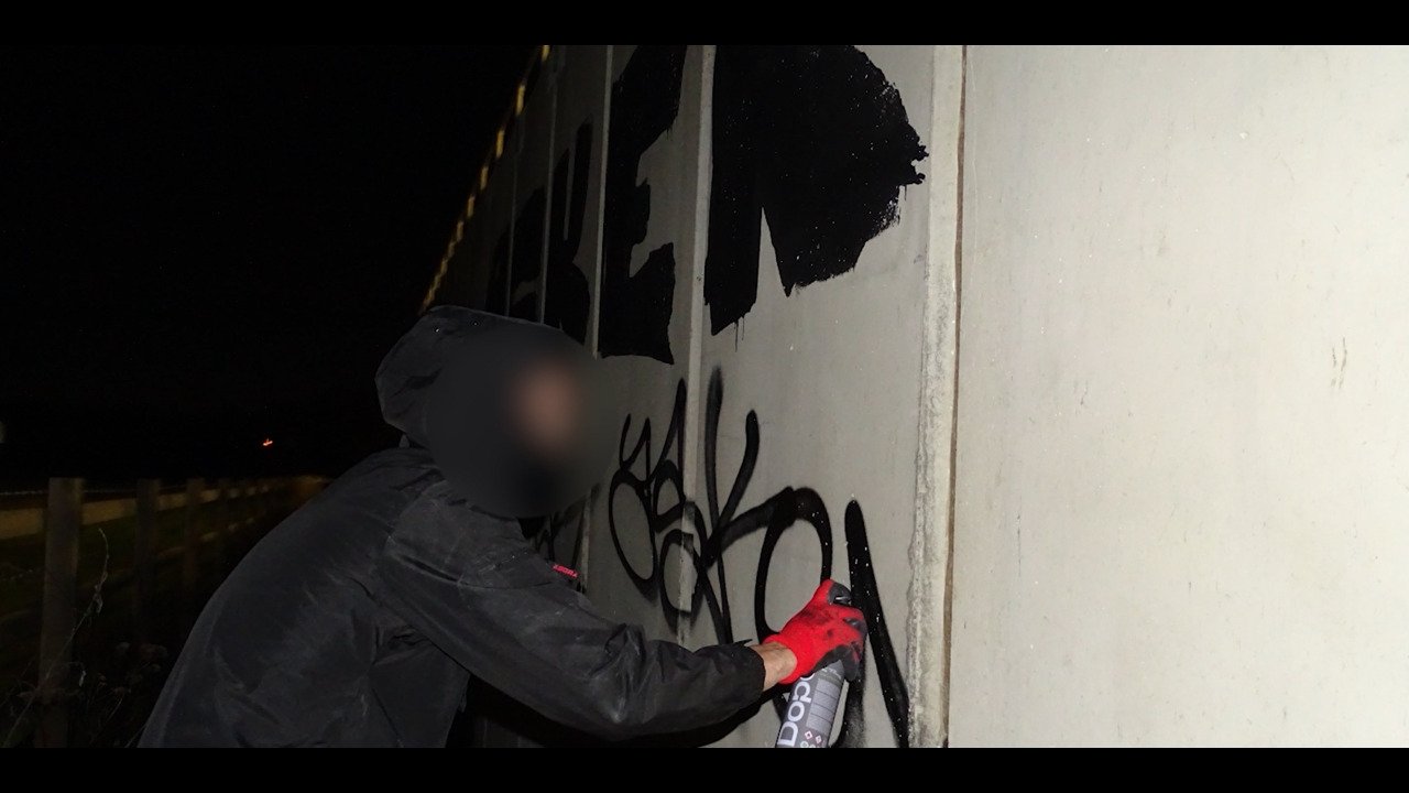 Sore Thumb Movie Screenshot 1